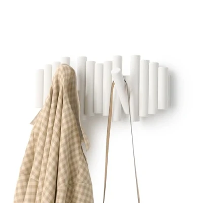 Image de Umbra Picket 5 Patère murale Combine utile et art Chevilles en pin biseautées Blanc