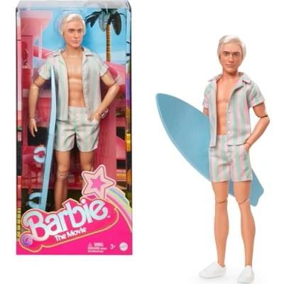 Afbeelding van Barbie The Movie Ken pop met pastelroze en groene strepen surfplank witte sneakers