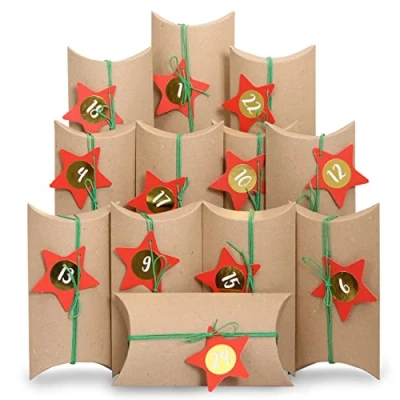 Afbeelding van Adventskalender 24 kussendozen natuurbruin met cijferstickers rood groen kersttijd goud dozen set van 13