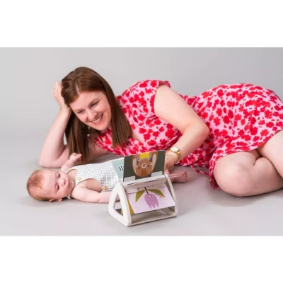 Afbeelding van Taf Toys Babyboekje voor stimuleren buiklig baby Urban Garden Tummy Time Spinning Book