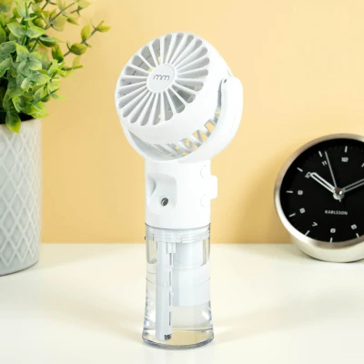Afbeelding van Mini Mist Fan Compacte Draagbare Ventilator met Mistfunctie Verkoeling Voor Thuis, Buiten &amp; Onderweg USB C Oplaadbaar 4 Snelheden 1000mAh Batterij Verstelbare Kop Inclusief Nekkoord Lichtgewicht en Stijlvol Design Warme Dagen