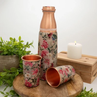 Afbeelding van Puur koperen set van fles bloemenprint wit ± 950 ml met 2 rechte bekers