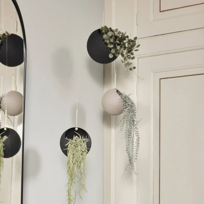 Afbeelding van AYTM Globe bloempot, hangend, Ø 21 cm, zwart, aluminium