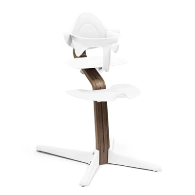 Afbeelding van Stokke Nomi stoel (walnut/wit) + babyset (wit) bevordert actief zitten en biedt grip terwijl de baby leert ondersteunt tot 150 kg