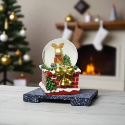 Afbeelding van Sneeuwbal Rendier met gouden strik Feestelijke kerstdecoratie