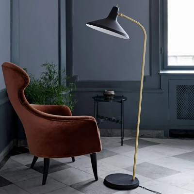 Afbeelding van GUBI G 10 vloerlamp zwart/messing