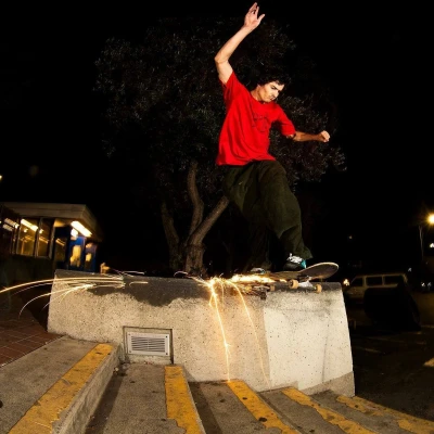 Afbeelding van Tail Devil vonken pas voor op de skateboard