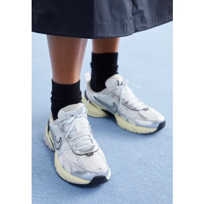 Afbeelding van Nike Sportswear V2K RUN Unisex Sneakers laag, Maat: 35.5, Summit white/metallic silver/pure platinum/light iron ore/black/alabaster