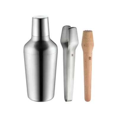 Afbeelding van WMF Matroschka Cocktail Set 4 delige Cocktailset barset met shaker 700ml, bar cocktailzeef, ijstang en houten stamper nestbaar in elkaar geschenkdoos vaatwasmachinebestendig