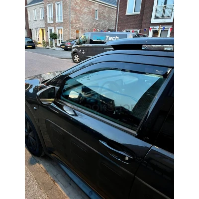 Afbeelding van Zijwindschermen set Citroen C4 Cactus model 2014 2020 donker getint pasvorm merk Team Heko tbv voordeuren L+R