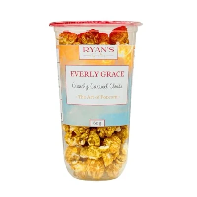 Afbeelding van Popcorn Everly Grace 60 g Crunchy Caramel Clouds van Ryan&#039;s Specialties in praktische popcornbeker, gemaakt Duitsland