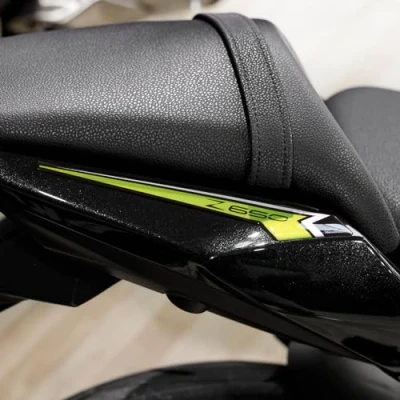 Afbeelding van Resin Bike Motorfietssticker compatibel met Kawasaki Z650 2024 Zwart. Middenframe Beschermers tegen stoten en schrammen. 3D sticker Hars Made in Italy