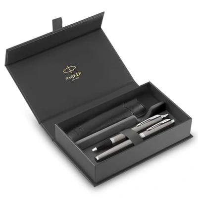 Image de Coffret Parker IM Duo Stylo Plume, bille et étui à Finition acier inoxydable avec garnitures chromées Pointe moyenne Recharges d’encre bleue Le cadeau de fin d’études idéal