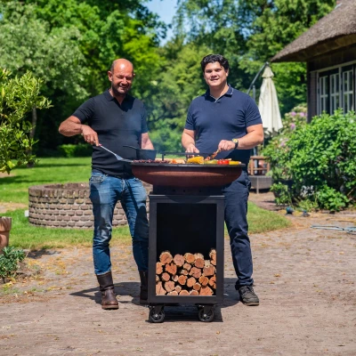 Afbeelding van RJRoyal Living BBQ Plancha Grill Hermano XXL Cortenstaal Blackline Met pook en houtopslag Ø80cm 8mm