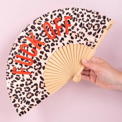 Afbeelding van Fisura Originele houten waaier met &quot;f*ck off&quot; boodschap gedurfd en kleurrijk accessoire, draagbare luipaardprint rode details. Inclusief haak Grootte: 42,5 x 23 cm