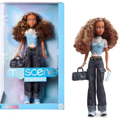 Afbeelding van Barbie Signature My Scene HYC18 Madison pop en accessoires, Y2K geïnspireerde outfit met vlindertop, cargojeans, jeanstas poppenstandaard