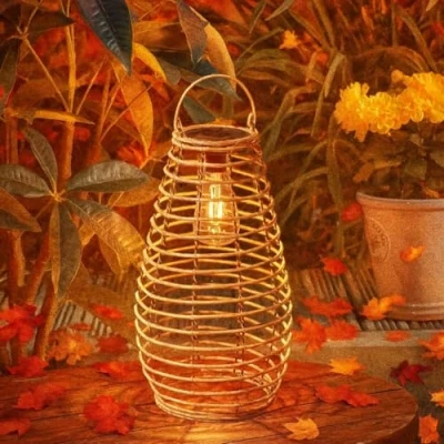 Afbeelding van Garden Mile® Lanterne solaire de jardin LED en rotin, éclairage extérieur, terrasse, table, jardin, décoration extérieure à suspendre (lanterne Vénus Naturel)