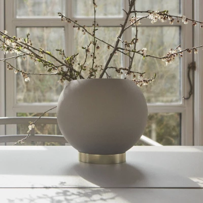 Afbeelding van AYTM Globe bloempot, Ø 17 cm, grijsbruin, aluminium, staal