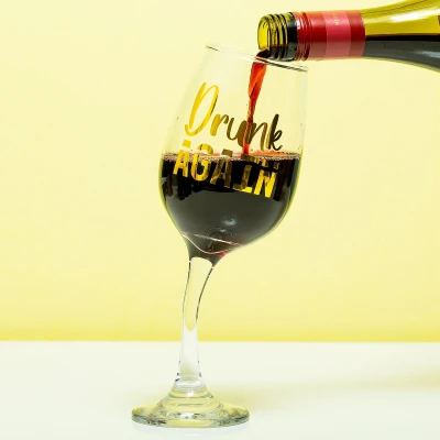 Afbeelding van Drunk Again Scheef Wijnglas