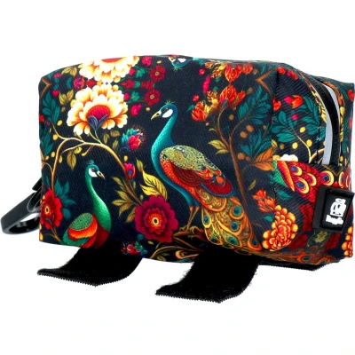 Afbeelding van PoopyGo Poepzakhouder Pauw (Rood) Dispenser voor poepzakjes Eenvoudig te bevestigen aan de hondenriem Waterproof Met klittenband en karabijnhaak Eco Bag