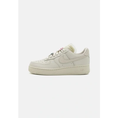 Afbeelding van Nike Air Force 1 Low Premium Sneakers voor heren, Light Bone Kelly Green, 38.5 EU