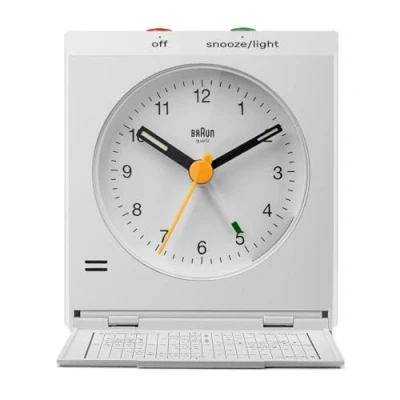 Afbeelding van Braun Klassieke analoge reiswekker met sluimerfunctie en licht, iconisch design, compact formaat, opvouwbaar deksel wereldtijdzonekaart, kwartsuurwerk