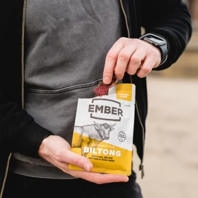 Afbeelding van Ember Snacks: Biltong Beef Jerky smaken Original &amp; Chilli Chili (10 x 25 g) / Eiwitrijk gedroogd rundvlees van oorsprong UK. Vetarme caloriearme afhaalsnack/gewicht kan variëren g en 28