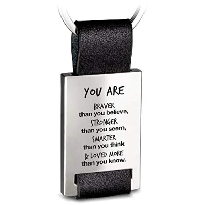 Afbeelding van FABACH Leren sleutelhanger met gravure, autohanger, motivatie voor je lievelingsmens, You Are Braver, Stronger, Smarter &amp; Loved More Than Know, zwart., Einheitsgröße