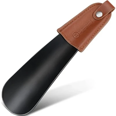 Afbeelding van ZOMAKE Voetschoen van roestvrij staal, kleine schoenlepel metaal, 17 cm, met leren hoes, eenvoudig te bedienen, perfect voor op reis, zwart, zwart.