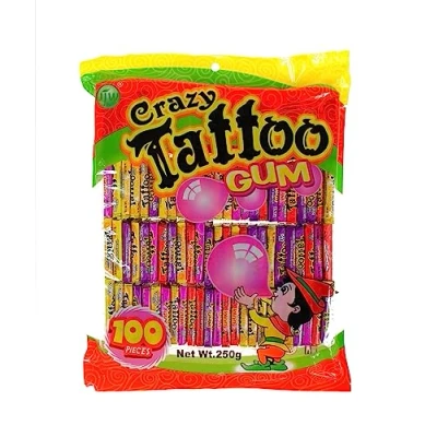 Image de Lot de 100 tatouages gomme à mâcher Bonbons des années 90 avec goût fruit Bubble Gum sur un plateau tatouage l&#039;eau