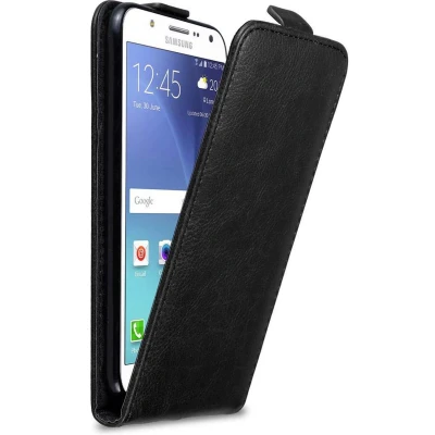 Afbeelding van Cadorabo Hoesje geschikt voor Samsung Galaxy J7 2015 in ZWARTE NACHT Beschermhoes flip design Case Cover met magnetische sluiting
