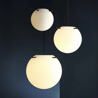 Afbeelding van FRANDSEN hanglamp Koi, glas, wit/zwart, Ø 25 cm