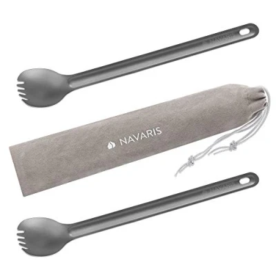 Afbeelding van Navaris 2x spork met extra lange handgreep Set van 2 Campingbestek titanium Bestek voor onderweg Lichtgewicht Inclusief bewaarzakje