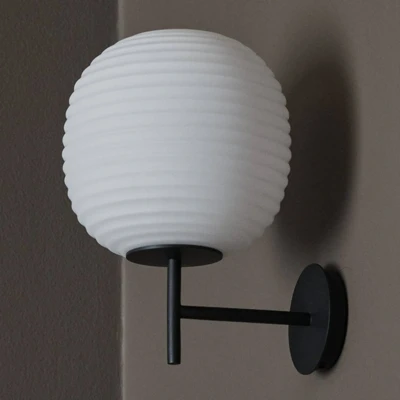 Afbeelding van New Works Lantern Small wandlamp, opaalglas