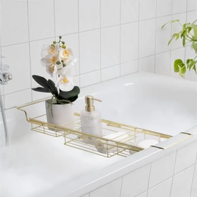 Afbeelding van Navaris badbrug met mandjes Badplank verstelbaar 63 tot 103 cm breed 3 manden IJzer Voor de badkamer Plaats het over je bad Goudkleurig