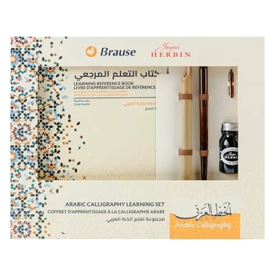 Afbeelding van Brause 98208B een leerdoos voor Arabische kalligrafie met boekje, 1 houten penhouder, veer 2 mm, dop en fles zwarte inkt
