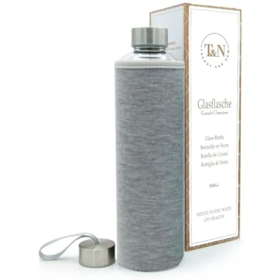 Afbeelding van T&amp;N glazen fles 1 liter drinkfles glas met neopreen hoes waterfles lekvrij gemaakt van dik borosilicaatglas karaf waterkaraf slank design