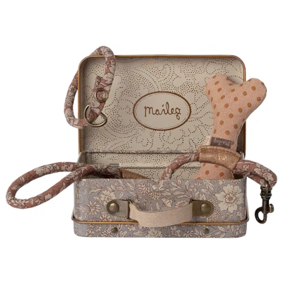 Afbeelding van Maileg knuffelhond accessoires met koffer rose