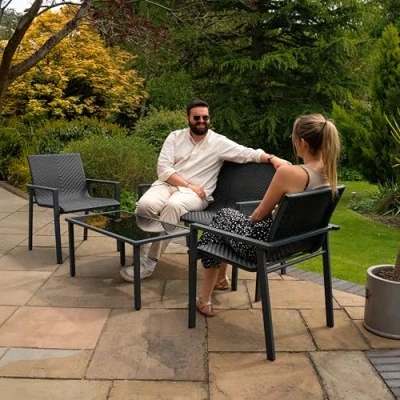 Afbeelding van Rotan Tuinmeubelset Zwart 4 Stuk Balkon Terras 2 Zitsbank 2x Stoelen Salontafel met Glazen Blad Machine Geweven Polyrattan Lounge Fauteuil Tuinbank Binnen Buiten Serre Waterdichte Regenhoes