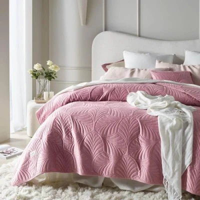Afbeelding van ROOM99 Feel Stijlvolle sprei, veelzijdig te gebruiken als bedsprei of bankovertrek, gewatteerd, ideaal fluwelen bedsprei, roze, 170 x 210 cm