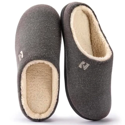 Afbeelding van RockDove Originele tweekleurige traagschuim pantoffels voor heren, Donkergrijs en Sherpa.