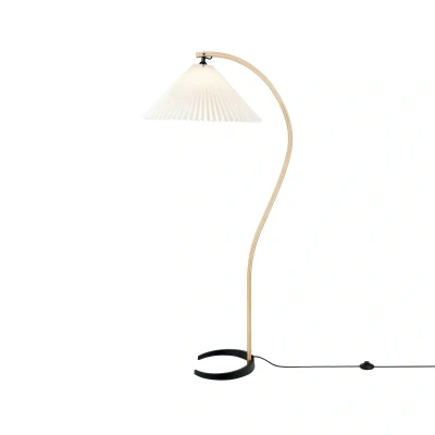 Afbeelding van Gubi Timberline vloerlamp, houten frame, kap van wit canvas