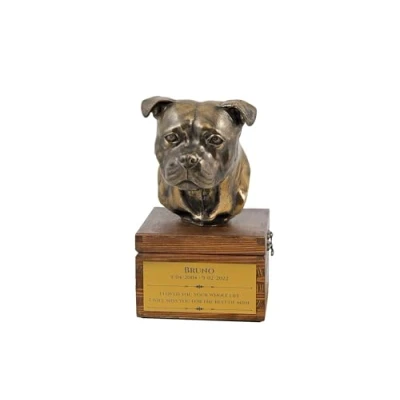 Afbeelding van Staffordshire Bull Terrier urn hond met beeldje gepersonaliseerde hondenurn