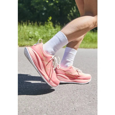 Afbeelding van Asics Gelcumulus 27 Hardloopschoenen voor op de weg, Dames, Maat: 38, Guava/lime green Textiel