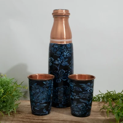 Afbeelding van Puur koperen set van fles bloemenprint blauw ± 950 ml met 2 rechte bekers