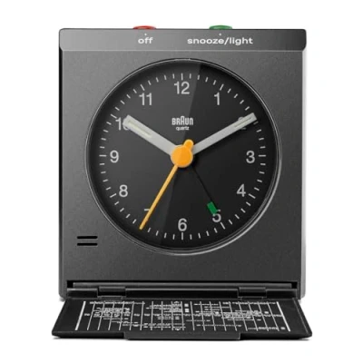 Afbeelding van Braun Klassieke analoge reiswekker met sluimerfunctie en licht, iconisch design, compact formaat, opvouwbaar deksel wereldtijdzonekaart, kwartsuurwerk