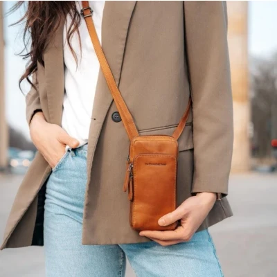Afbeelding van The Chesterfield Brand Leren Telefoontasje Cognac Valdes