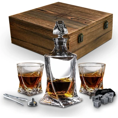 Afbeelding van MikaMax Twisted Whiskey Karaf Decanter Set Incl. 2 Glazen en Whisky Stones Inhoud 1L Uniek Design