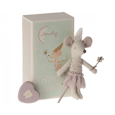 Afbeelding van Maileg knuffelmuis kleine zus in luciferdoosje tandenfee 11 cm