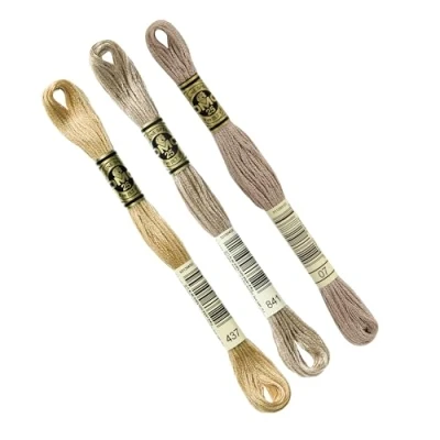 Afbeelding van DMC Set van 3 strengen assortiment BEIGE kraag. 437 841 07, Gemalen borduurgaren 117MC, 100% katoen Geschikt voor alle technieken en ondergronden, ideaal kruissteek